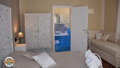 Deluxe Room (Levanzo) | Egyptian cotton sheets, premium bedding, down comforters