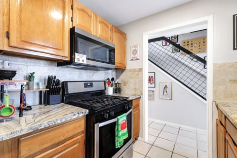 Townhome, Multiple Beds, Hot Tub, Garden View | Private kitchen | Fridge, microwave, oven, stovetop