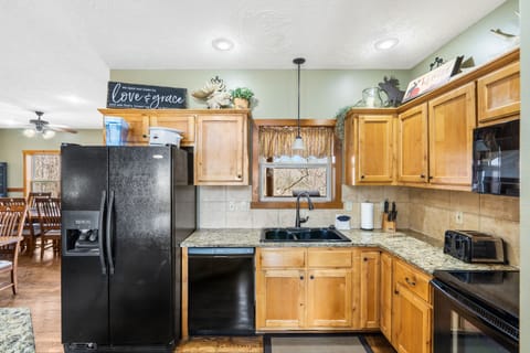 Cabin, Multiple Beds, Pool Access | Private kitchen | Fridge, microwave, oven, stovetop