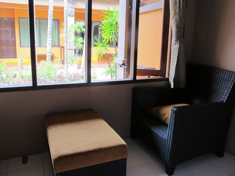 Deluxe Duplex, 1 Bedroom, Non Smoking | Living area | Flat-screen TV