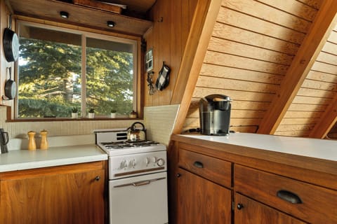 Cabin, Multiple Beds, Balcony, Mountain View | Private kitchen | Fridge, microwave, oven, stovetop