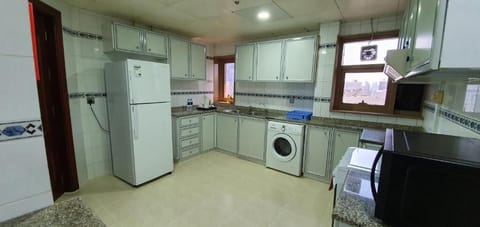 Standard Apartment | Private kitchen | Fridge, microwave, oven, cookware/dishes/utensils