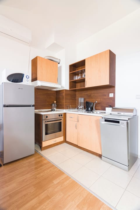 Basic Studio Suite, Non Smoking | Private kitchen | Fridge, microwave, stovetop, electric kettle