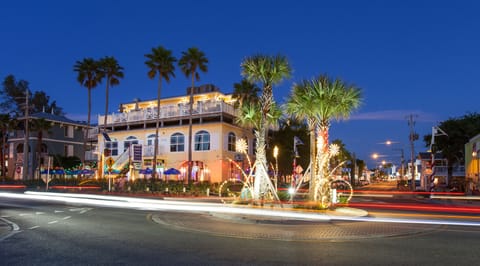 2 restaurants, lunch, dinner served; seafood