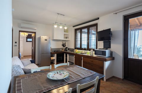 Grand House, 2 Queen Beds, Lake View | In-room dining