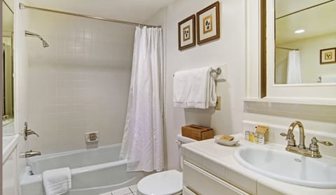 Standard Room, 2 Queen Beds (Contessa) | Bathroom | Free toiletries, hair dryer, towels