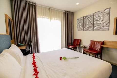 Deluxe Double Room, 1 Double Bed, City View | Egyptian cotton sheets, premium bedding, pillowtop beds, minibar