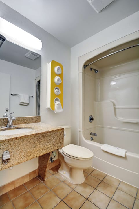 Combined shower/tub, hair dryer, towels