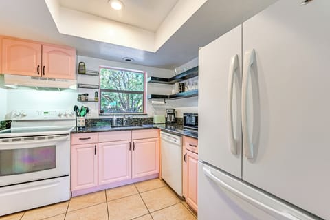 House (2 Bedrooms) | Private kitchen | Microwave, oven, stovetop, dishwasher