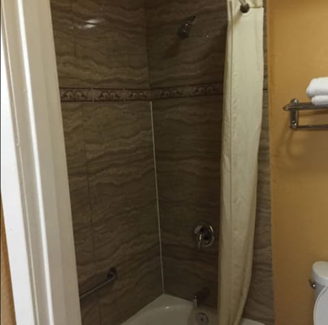 Combined shower/tub, free toiletries, towels