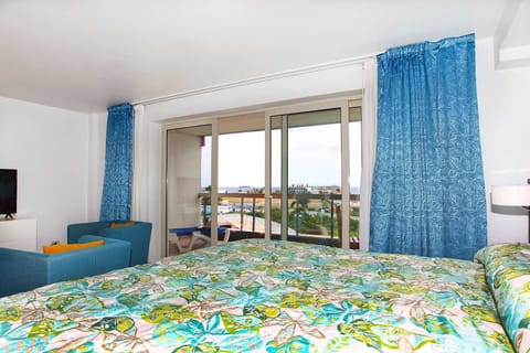 Studio, 1 Bedroom, Balcony, Ocean View | Hypo-allergenic bedding, in-room safe, desk, blackout drapes