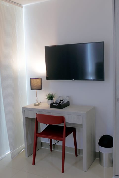 Habitacion Superior Interna | In-room safe, desk, laptop workspace, soundproofing