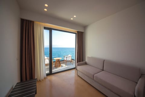 Panoramic Sea View Suite with Bath Tub | Minibar, in-room safe, desk, soundproofing