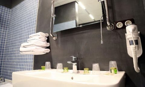 Superior Single Room | Bathroom | Free toiletries, hair dryer, towels
