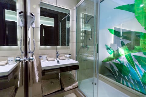 Standard Double Room | Bathroom sink