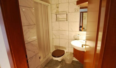 Comfort Double Room, Private Bathroom | Bathroom | Towels