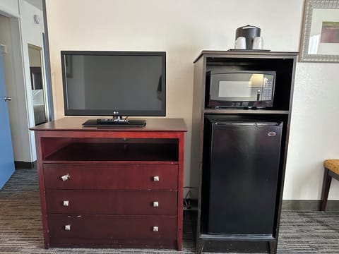 Suite, Multiple Beds, Non Smoking | Mini-refrigerator