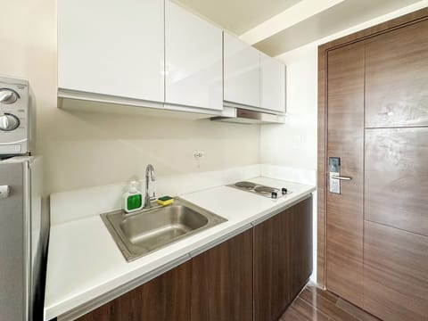 Gallery Condo, 1 Queen Bed, Balcony | Private kitchen | Fridge, microwave, stovetop, electric kettle