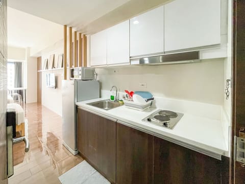 Business Condo, Multiple Beds, Refrigerator & Microwave, City View | Private kitchen | Fridge, microwave, stovetop, electric kettle