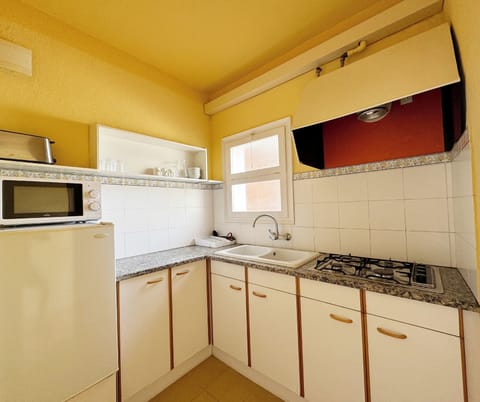 Apartment, 1 Bedroom | Private kitchen | Oven