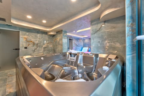 Indoor spa tub