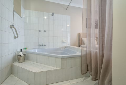 Executive Suite, 1 King Bed, Jetted Tub, Ground Floor | Jetted tub