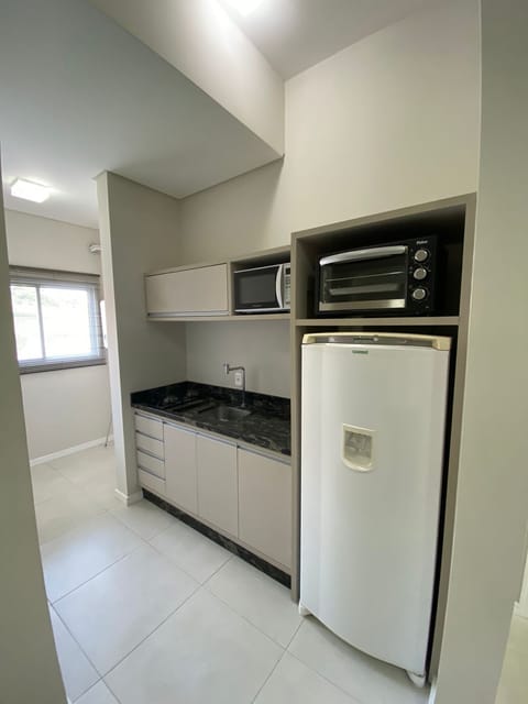 Superior Apartment | Private kitchen | Fridge, microwave, oven, stovetop