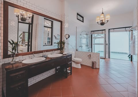 Villa Suite | Bathroom | Shower, eco-friendly toiletries, hair dryer, slippers