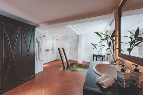 Labrador Suite | Bathroom | Shower, eco-friendly toiletries, hair dryer, slippers