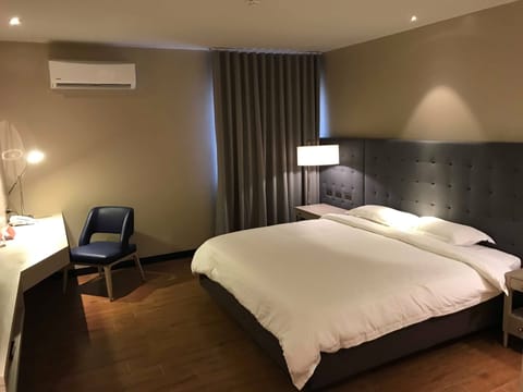 Deluxe Single Room | In-room safe, desk, blackout drapes, rollaway beds