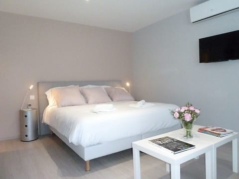 Business Studio, Non Smoking, City View | Premium bedding, pillowtop beds, in-room safe, soundproofing