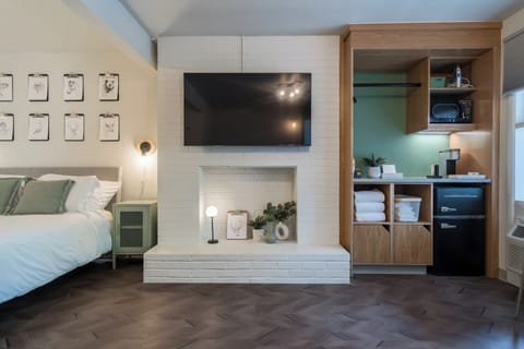 Deluxe Room | 1 bedroom, iron/ironing board, free WiFi