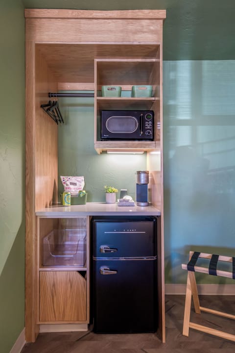 Deluxe Room | 1 bedroom, iron/ironing board, free WiFi