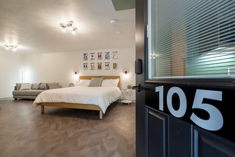 Deluxe Room | 1 bedroom, iron/ironing board, free WiFi