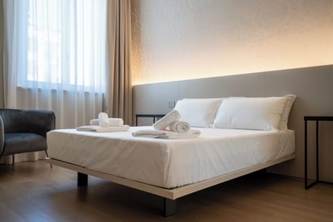 Zaffiro, camera luxury nel centro storico di Termoli sulla scalinata del folklore vicino al mare | Premium bedding, down comforters, pillowtop beds, minibar