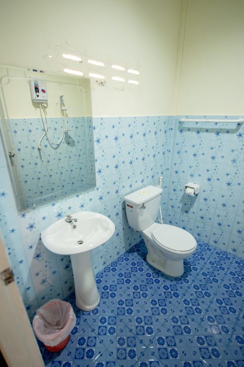 Standard Double Room | Bathroom | Shower, rainfall showerhead, free toiletries