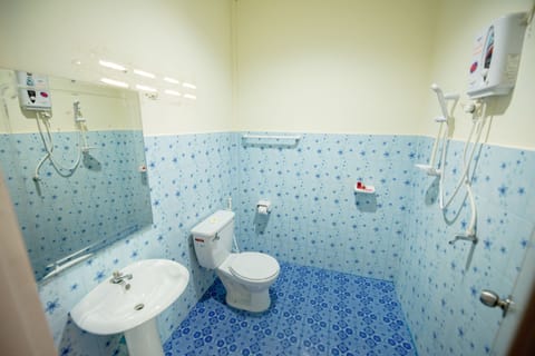 Standard Double Room | Bathroom | Shower, rainfall showerhead, free toiletries