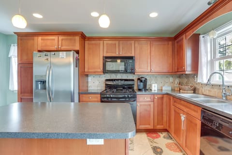 House (3 Bedrooms) | Private kitchen | Microwave, oven, stovetop, dishwasher