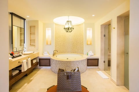 Presidential Suite | Premium bedding, free minibar, in-room safe, desk