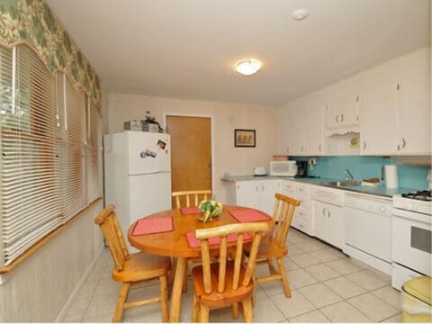 Classic Cottage, 2 Bedrooms (Cottage 3, 4 & 5) | Private kitchen | Full-size fridge, microwave, stovetop, coffee/tea maker