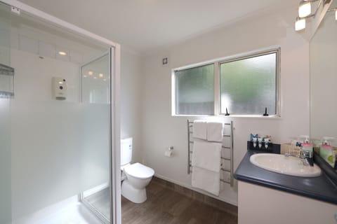 Superior Studio Suite, Accessible | Bathroom | Free toiletries, hair dryer, towels