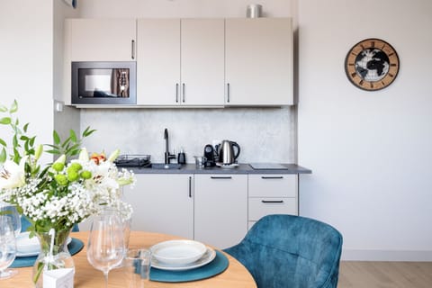 Suite | Private kitchen | Mini-fridge, stovetop, coffee/tea maker, electric kettle