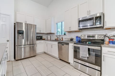 House (3 Bedrooms) | Private kitchen | Microwave, oven, stovetop, dishwasher