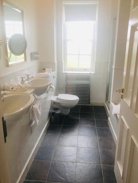 Combined shower/tub, free toiletries, towels