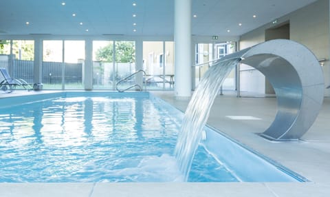 Indoor pool, sun loungers