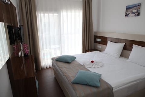 Standard Room, Pool View | Minibar, in-room safe, free WiFi, bed sheets