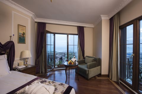 Deluxe Suite, Sea View | Premium bedding, minibar, in-room safe, desk