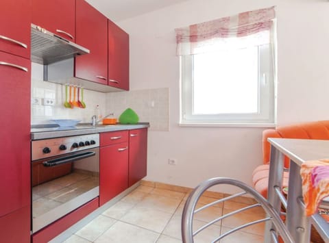 Studio (Studio Apartment with Balcony) | Private kitchen | Fridge