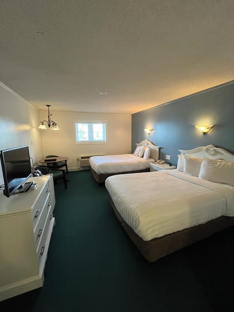 Basic Room, 2 Double Beds | Iron/ironing board, free WiFi, bed sheets