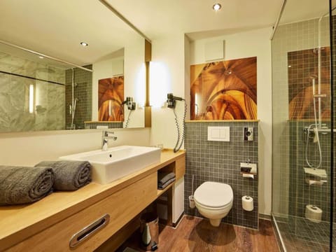 Superior Room | Bathroom | Shower, rainfall showerhead, hair dryer, towels